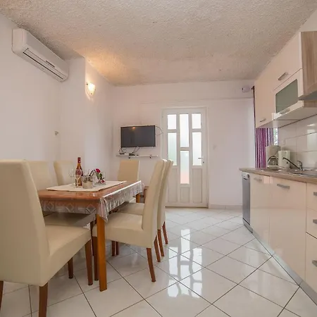 Miroslava - With Pool Apartment