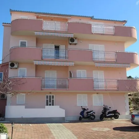 Miroslava - With Pool Apartment