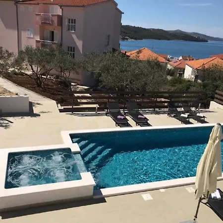 Miroslava - With Pool Apartment *